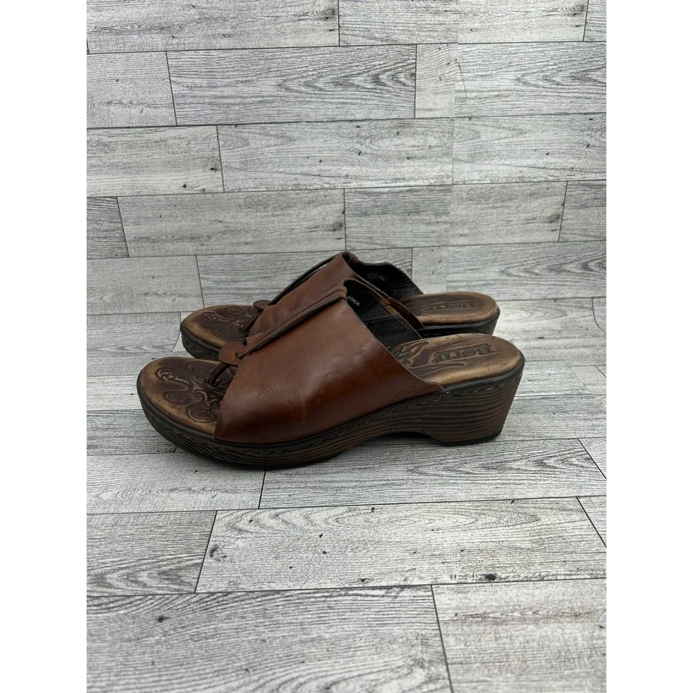 Born Brown Leather Tooled Footbed Thong Wedge Sandals B89626 Women Sz US8 EU39